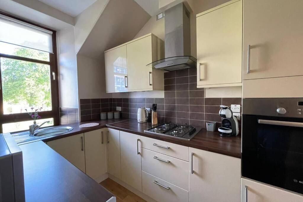 No 10 Immaculate City Centre, Top Floor 2 Bed Flat With Free Parking Inverness Bagian luar foto