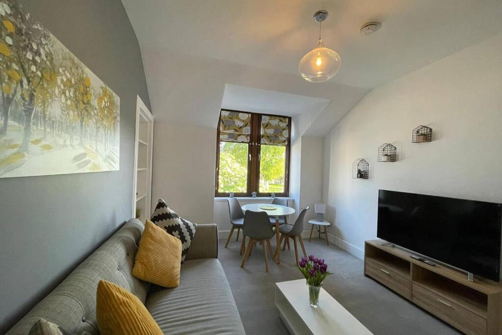 No 10 Immaculate City Centre, Top Floor 2 Bed Flat With Free Parking Inverness Bagian luar foto
